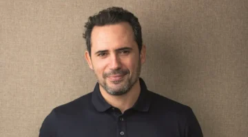 ظافر العابدين يشوق الجمهور بمسلسل «ممكن» في طريقه للعرض